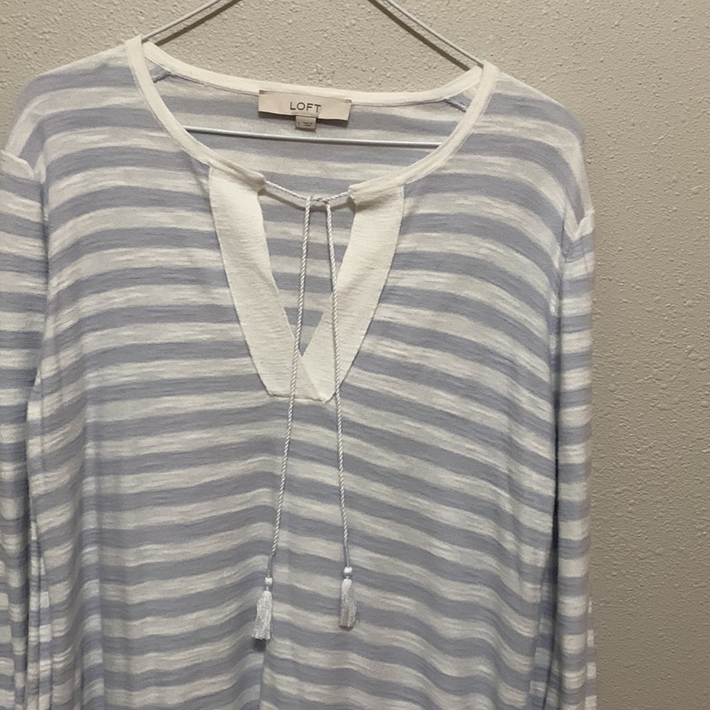 LOFT light weight summer top. Size Large. Excellent condition! - Picture 2 of 6
